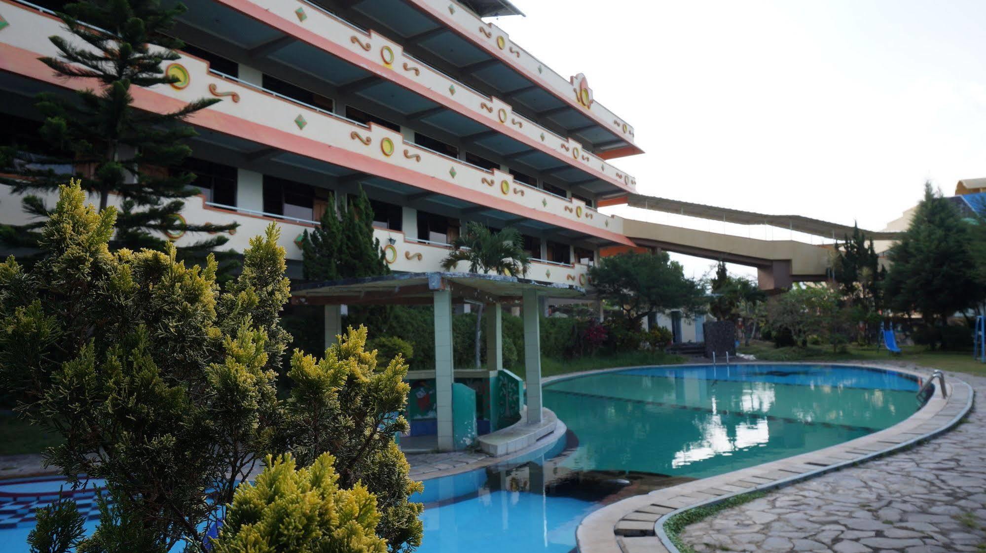 Hotel Surya Indah Batu Malang Экстерьер фото