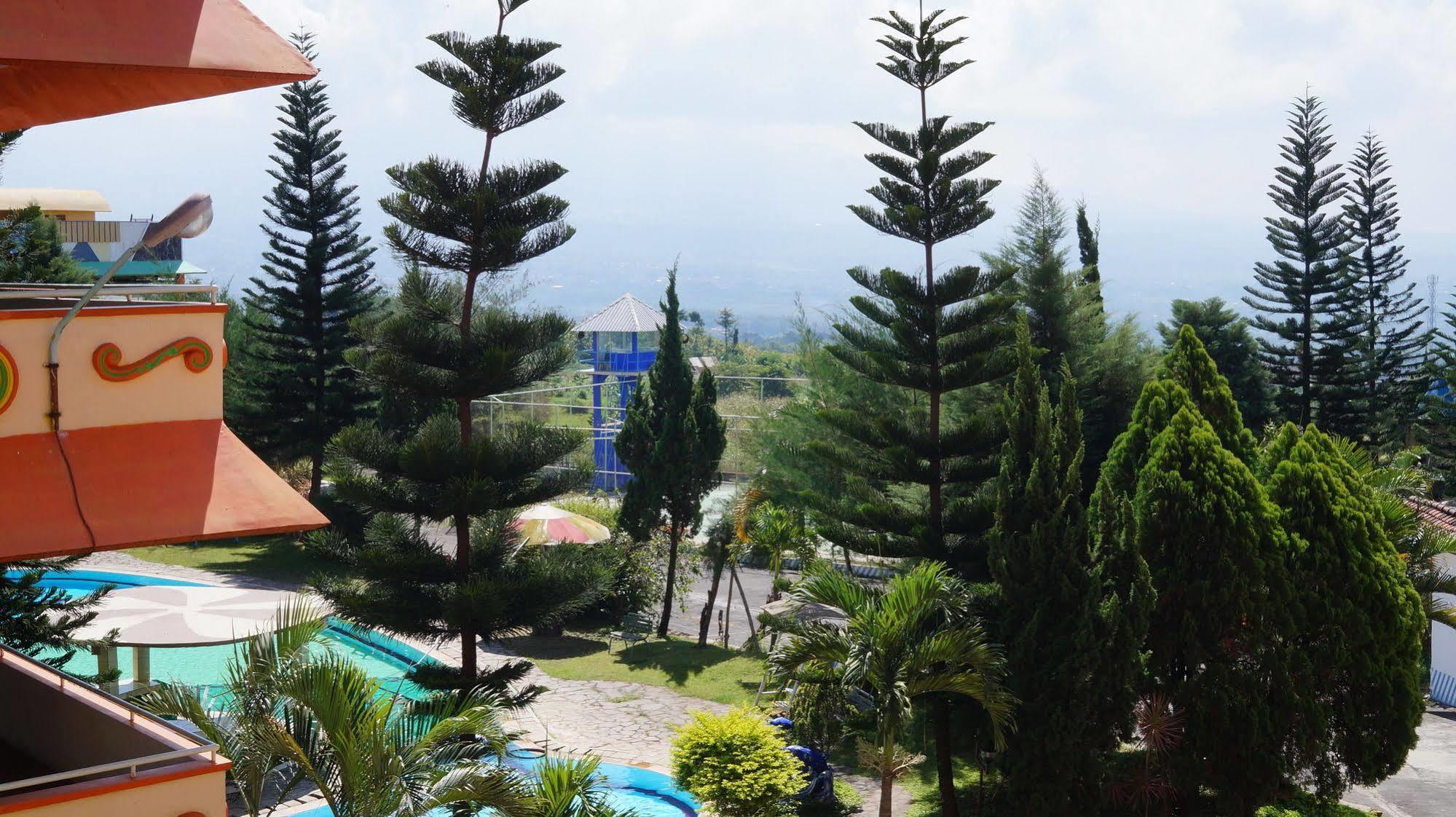 Hotel Surya Indah Batu Malang Экстерьер фото