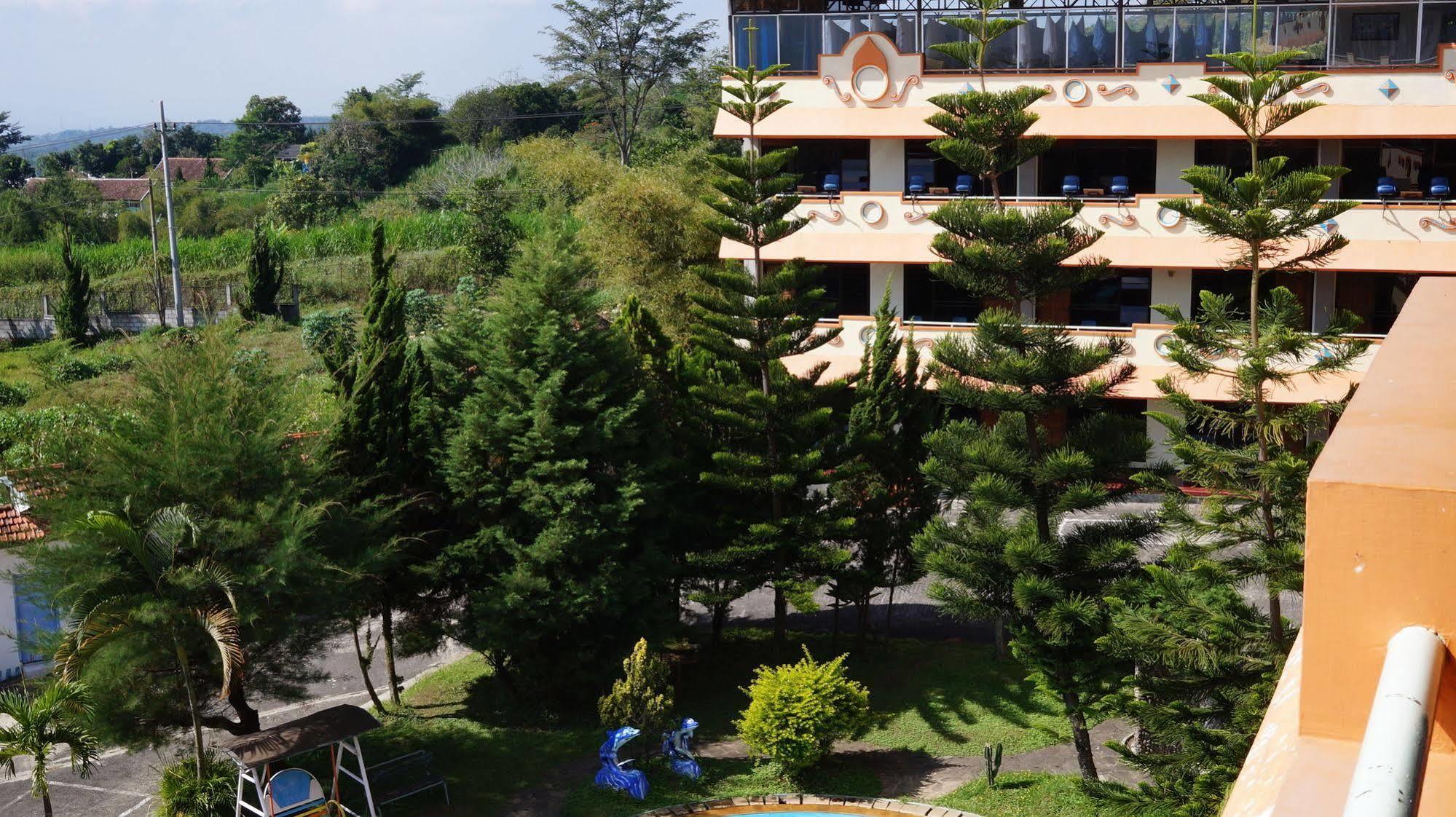 Hotel Surya Indah Batu Malang Экстерьер фото