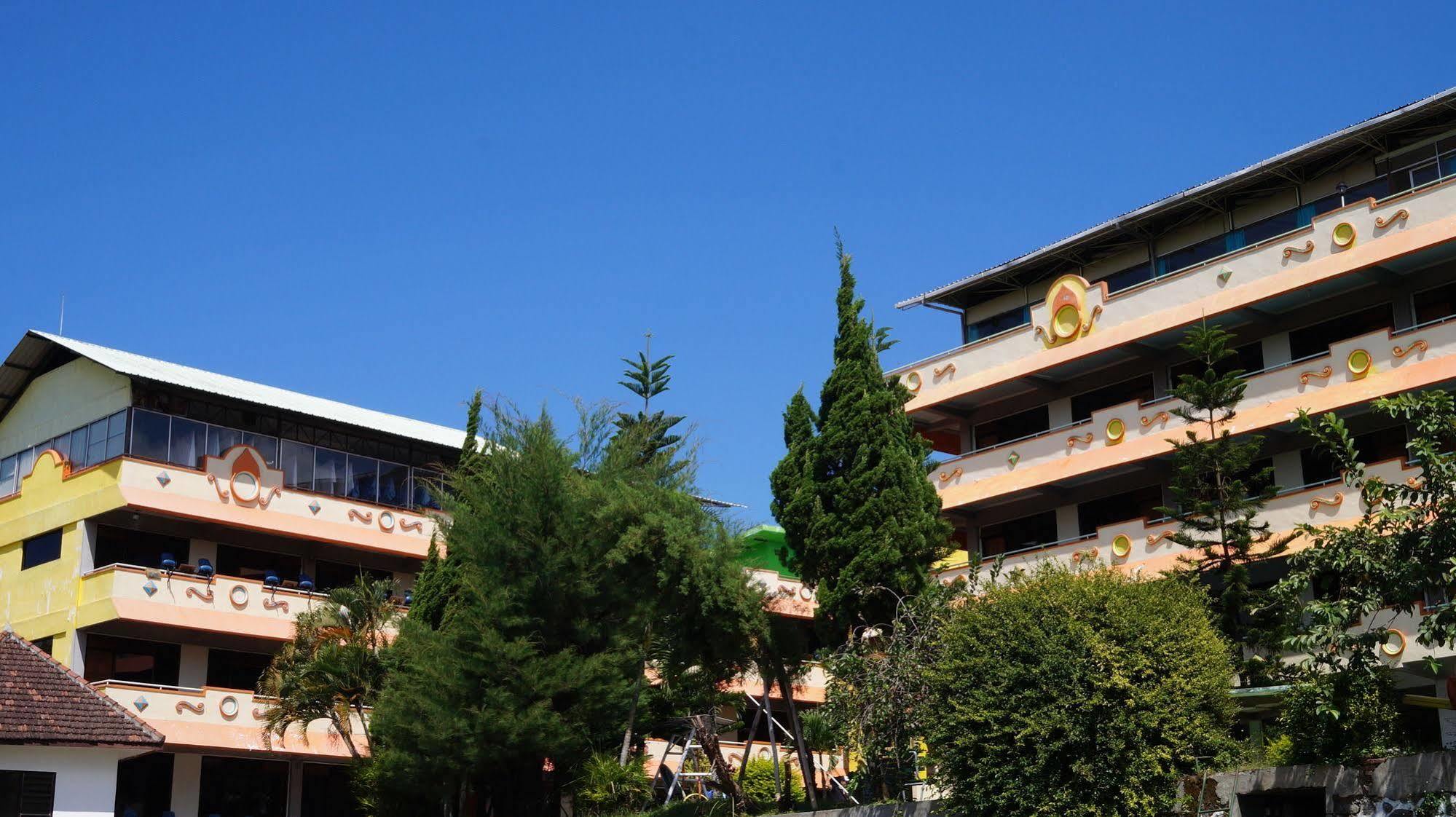 Hotel Surya Indah Batu Malang Экстерьер фото